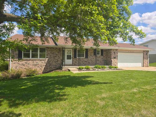 608 Moen St, Decorah, IA, 52101-2718 | Card Image