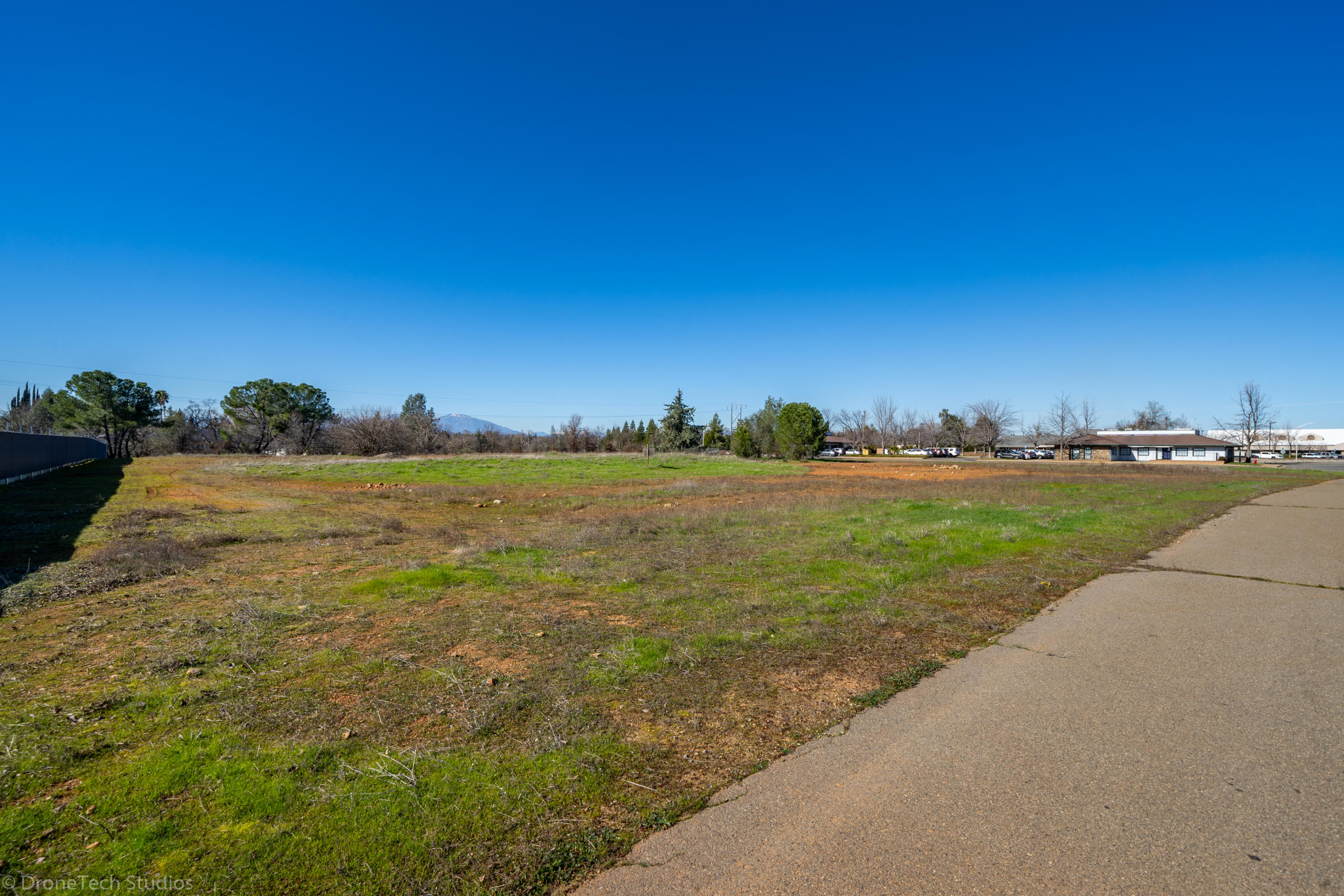 7530 Lockheed Dr, Redding, CA 96002