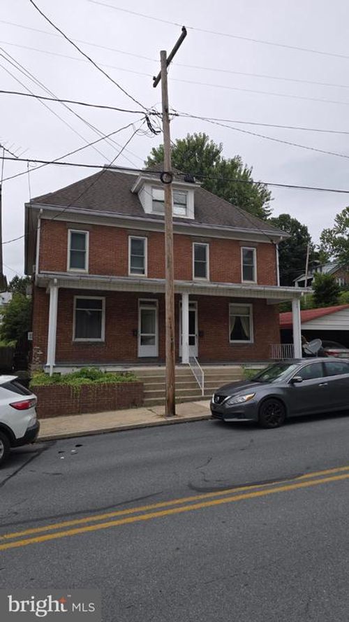 125 N Broad St, WAYNESBORO, PA, 17268-1303 | Card Image