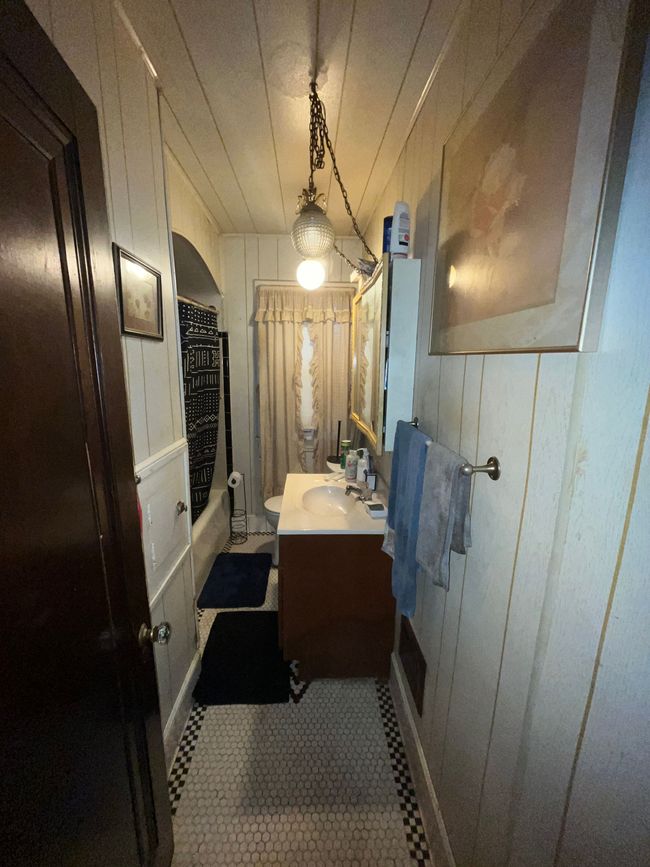 Entry Bathroom | Image 7
