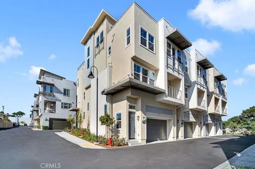 582 E Imperial Ave, El Segundo, CA, 90245-2445 | Card Image
