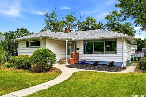 3902 Qu'appelle Dr, House with 3 bedrooms, 2 bathrooms and 4 parking in Regina SK | Card Image