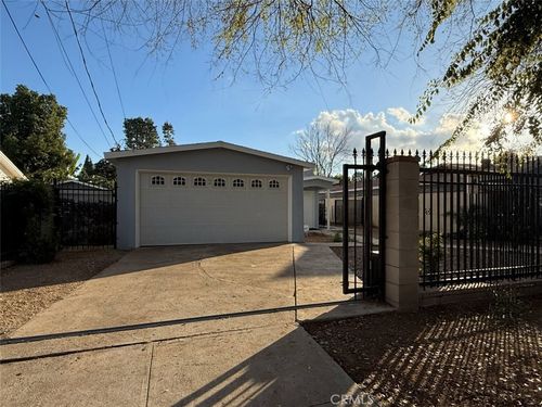 19512 Leadwell St, Reseda, CA, 91335-2432 | Card Image