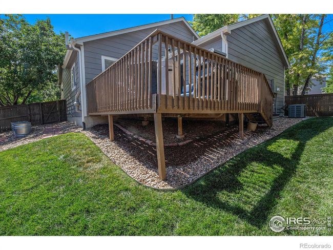 Sizeable yard space on corner lot | Image 29