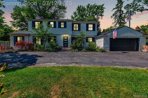 16635 E Jefferson Ave, Grosse Pointe Park, MI, 48230-1442 | Card Image