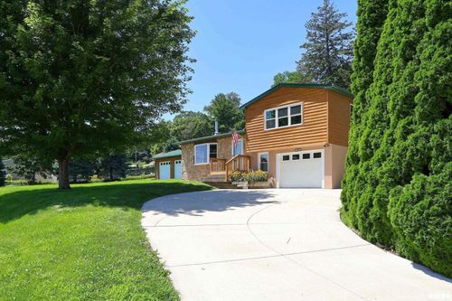 1128 N Cody Rd, Le Claire, IA, 52753-9690 | Card Image