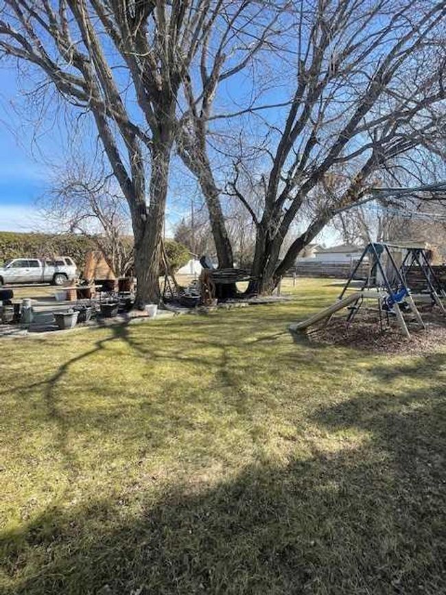 648 1 Street W, Home with 3 bedrooms, 2 bathrooms and 4 parking in Brooks AB | Image 18