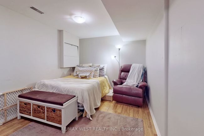 B - 39 Portland Cres, Home with 2 bedrooms, 3 bathrooms and 2 parking in Newmarket ON | Image 18