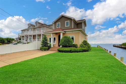 894 Bay 9th St, West Islip, NY, 11795-4739 | Card Image