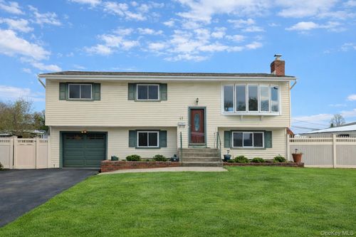 41 Richmond St, Islip, NY, 11751-2037 | Card Image