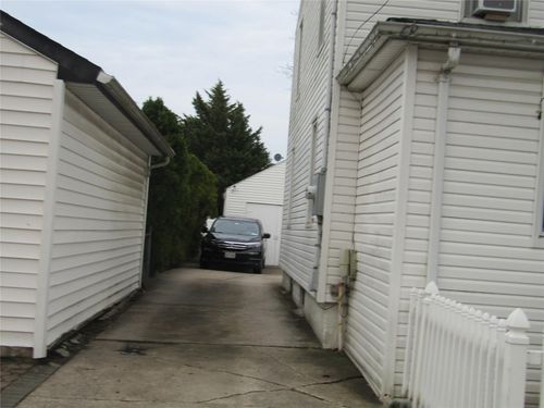 106 S 10th St, New Hyde Park, NY, 11040-4861 | Card Image