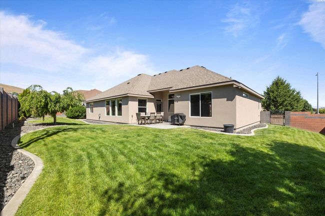586 Lodi Loop, Home with 4 bedrooms, 3 bathrooms and null parking in Richland WA | Image 8