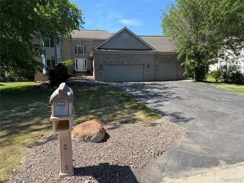 8318 Mill Pointe Ct, Goodrich, MI, 48438-9313 | Card Image