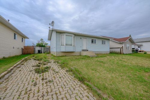 9708 91 Street, Sexsmith, AB, T0H3C0 | Card Image