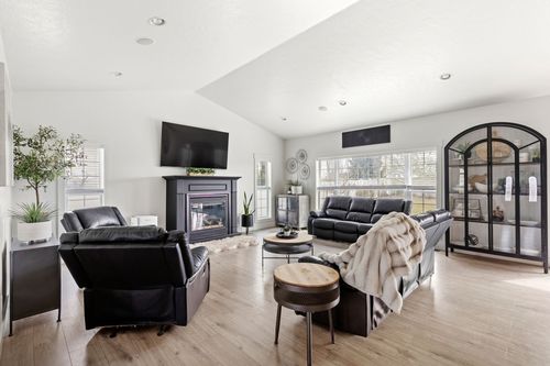 3201 12th St Ne, Great Falls, MT, 59404-1261 | Card Image