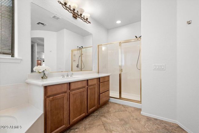 Separate soaking tub with walk in shower | Image 12