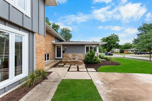 558 E Park Ave, Elmhurst, IL, 60126-3645 | Card Image