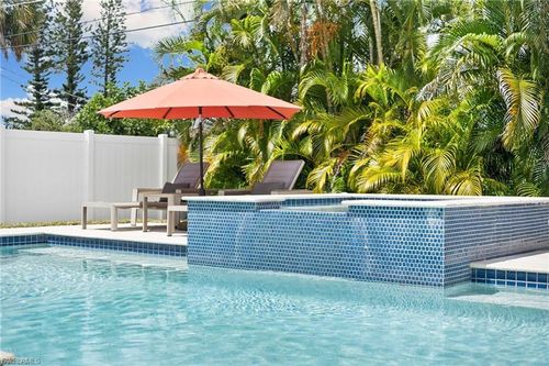 521 102nd Ave N, NAPLES, FL, 34108-3210 | Card Image