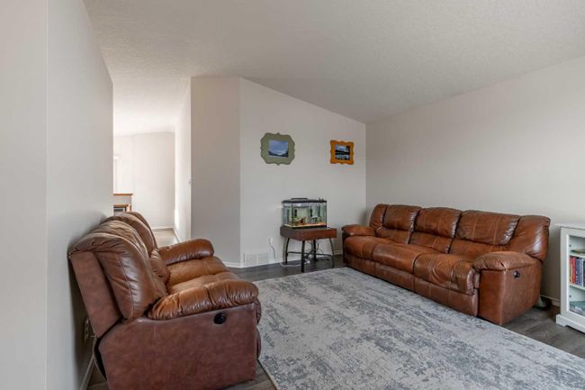 215 Heritage Court W, Home with 4 bedrooms, 2 bathrooms and 2 parking in Lethbridge AB | Image 7