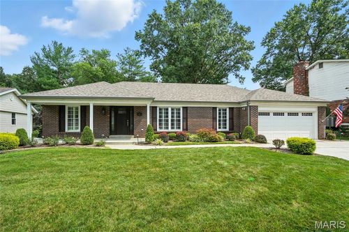 811 Bergquist Dr, Ballwin, MO, 63011-4215 | Card Image