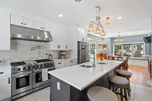 42 Colonial Ave, Warwick, NY, 10990-1110 | Card Image