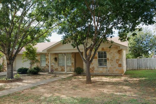 407 W Nimitz St, Fredericksburg, TX, 78624-2700 | Card Image