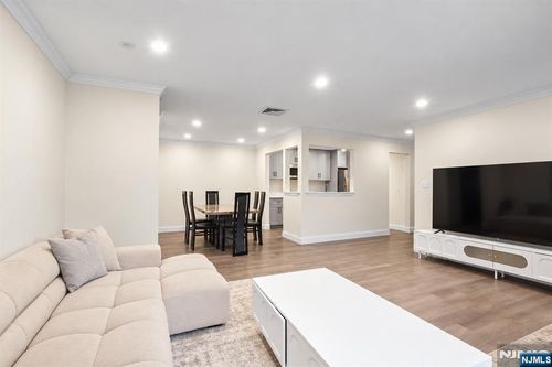 100 Crown Ct, Edgewater, NJ, 07020-1137 | Card Image