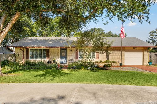 612 Kathy Dr, Seguin, TX, 78155-5829 | Card Image