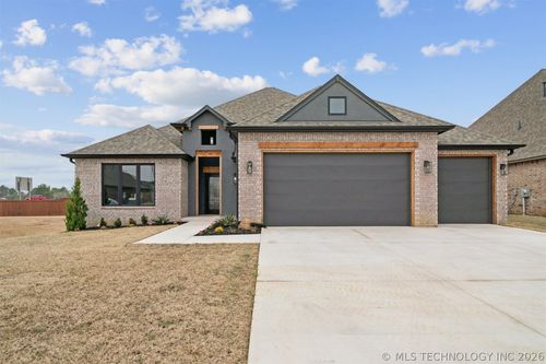 8732 S Quanah Ave, Tulsa, OK, 74132-3552 | Card Image