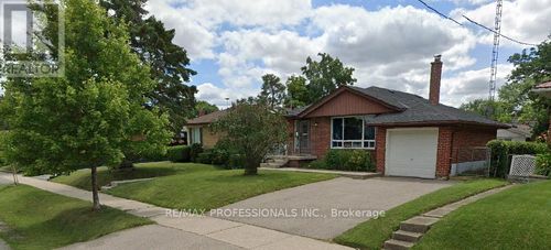 8 Mulgrove Drive, Toronto (Etobicoke West Mall), ON, M9C2R2 | Card Image