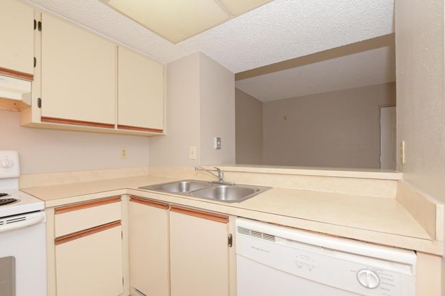 103 - 1540 Se Royal Green Cir, Condo with 2 bedrooms, 2 bathrooms and null parking in Port St. Lucie FL | Image 8