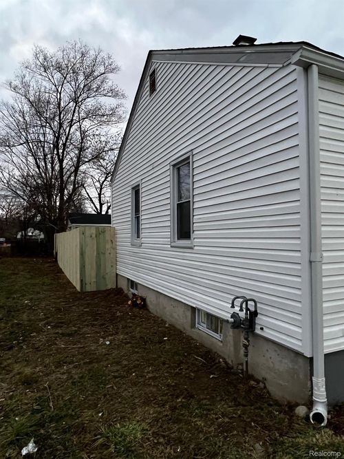 8695 Evergreen Ave, Detroit, MI, 48228-2923 | Card Image