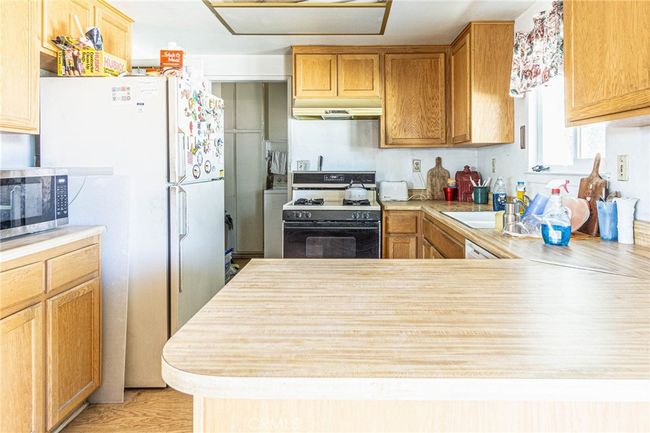 15660 Yates Rd, House other with 3 bedrooms, 2 bathrooms and 2 parking in Victorville CA | Image 12