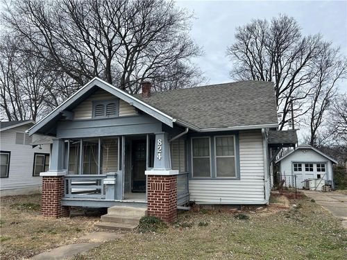 824 E Main St, Independence, KS, 67301-3728 | Card Image
