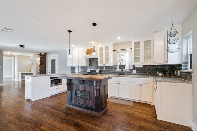 Ample amount of counter space | Image 9