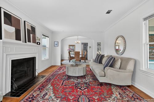 123 E Elmview Pl, Alamo Heights, TX, 78209-3805 | Card Image