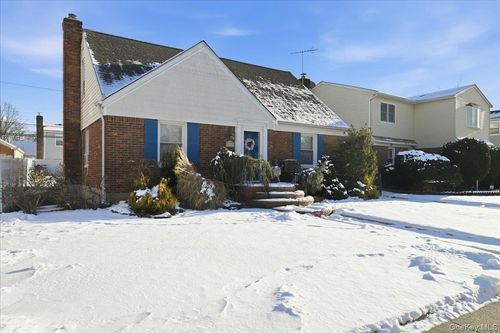 38 Irving Ln, New Hyde Park, NY, 11040-1831 | Card Image