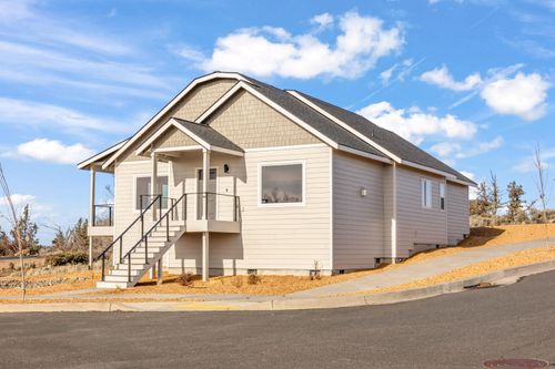 1050 Se Clover Ln, Madras, OR, 97741-1061 | Card Image