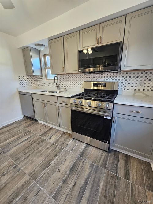 734 Highland St, Wyandotte, MI, 48192-2432 | Card Image