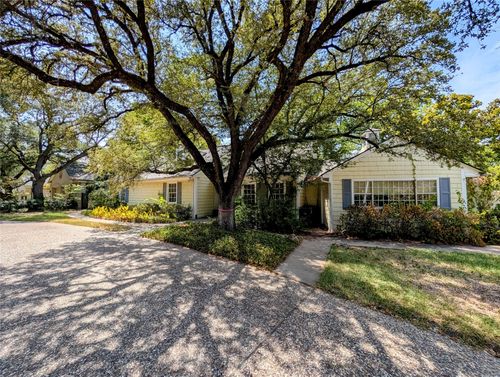 215 N Rivercrest Dr, Fort Worth, TX, 76107-1152 | Card Image