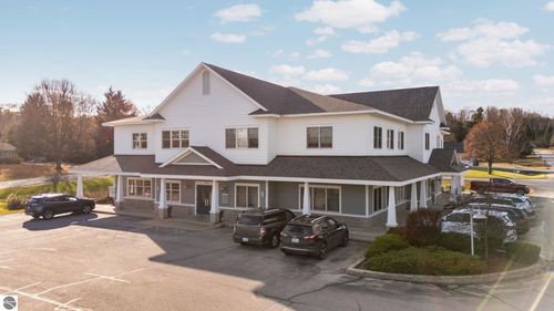 10161 E Pickwick Ct, Traverse City, MI, 49684-5239 | Card Image