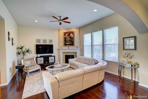 6074 Topaz Cir, Grand Blanc, MI, 48439-7833 | Card Image