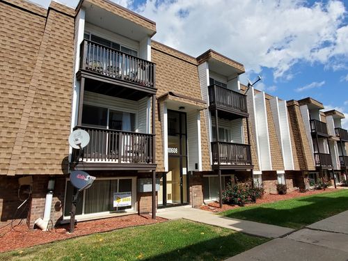 c2-10608 Brooks Ln, Chicago Ridge, IL, 60415-1765 | Card Image