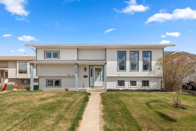 909 7 St Se, House detached with 4 bedrooms, 2 bathrooms and 2 parking in Redcliff AB | Image 1