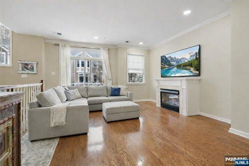 273 Roslyn Ct, West New York, NJ, 07093-8325 | Card Image