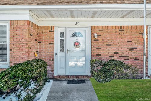 23 Gazebo Ln, Holtsville, NY, 11742-1637 | Card Image