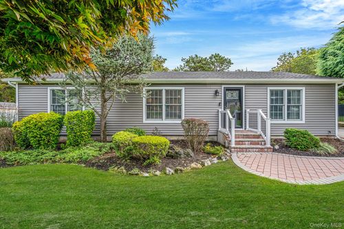 121 9th Ave, Holtsville, NY, 11742-2336 | Card Image