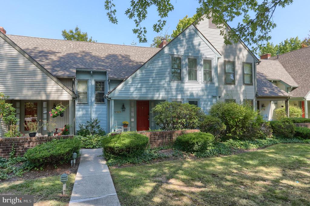 Peggy Dr, Hummelstown, PA 17036