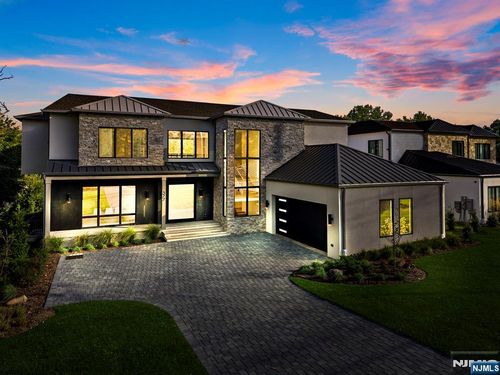 577 Floyd St, Englewood Cliffs, NJ, 07632-1938 | Card Image