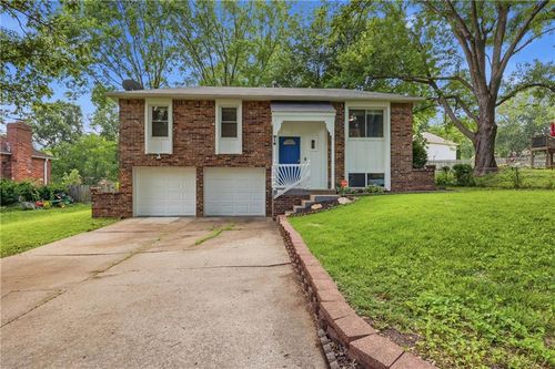 916 Berkshire Dr, Blue Springs, MO, 64015-2806 | Card Image